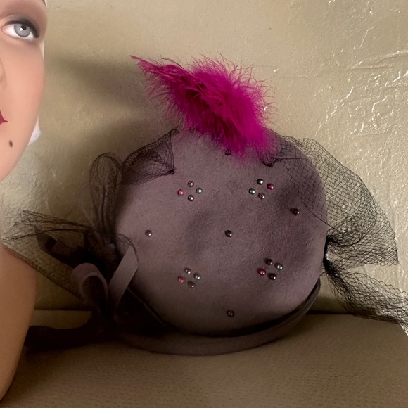 WONDROUS 1940s\' TAUPE FELT TILT HAT + MULTICOLORED STUDS, FEATHER & VEIL main image 4